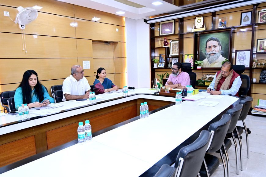 मुख्यमंत्री श्री हेमन्त सोरेन को अधिकारियों ने 16वें वित्त आयोग की टीम के झारखंड दौरे के मद्देनजर राज्य सरकार की तैयारियों से अवगत कराया। मौके पर वित्त मंत्री श्री राधा कृष्ण किशोर भी रहे मौजूद।