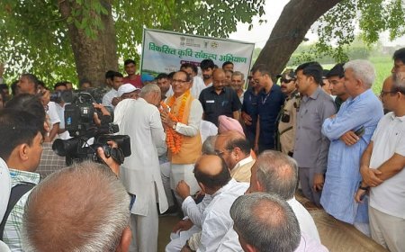 ‘विकसित कृषि संकल्प अभियान’ के चौथे दिन उत्तर प्रदेश के मेरठ में किसानों से मिले श्री शिवराज सिंह चौहान, चारपाई पर बैठकर की चर्चा