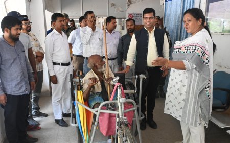 उपायुक्त ने सौंपी ट्राईसाइकिल खुशी से चमकीं रामजतन की आखें