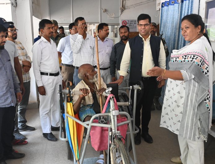 उपायुक्त ने सौंपी ट्राईसाइकिल खुशी से चमकीं रामजतन की आखें