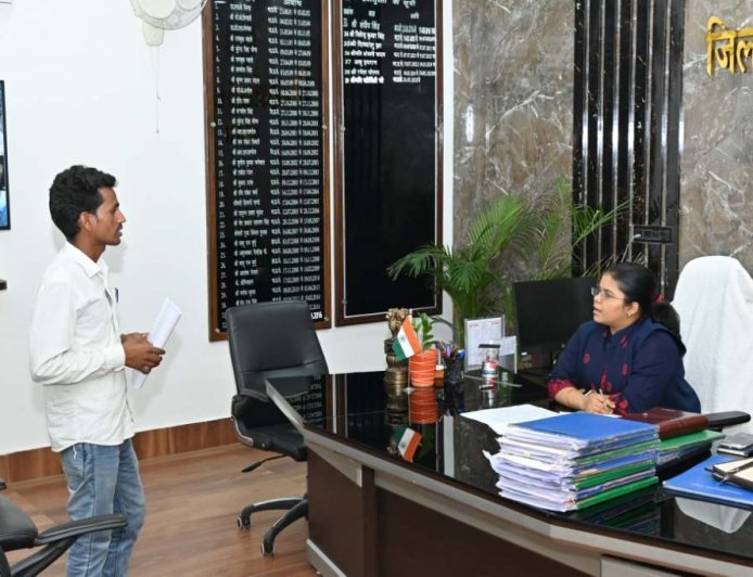 उपायुक्त श्रीमती कीर्तिश्री ने जनता दरबार के माध्यम से आमजनों की समस्याएं सुनी