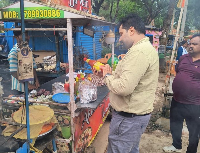 खाद्य सुरक्षा पदाधिकारी अभिषेक आनंद ने आज चक्रधरपुर स्थित इतवारी बाजार, पवन चौक और बाटा रोड स्थित विभिन्न खाद्य प्रतिष्ठानों का निरीक्षण निरीक्षण किया