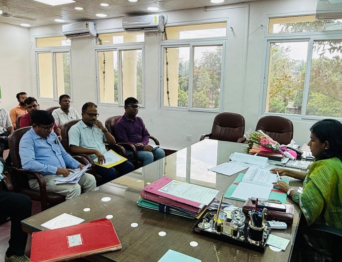 उपायुक्त श्रीमती आर. रॉनिटा की अध्यक्षता में आईटीडीए एवं जिला कल्याण विभाग अंतर्गत योजनाओं की समीक्षा बैठक