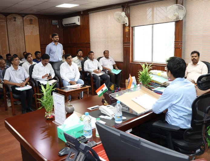उपायुक्त के कार्यालय कक्ष में उपायुक्त अभिजीत सिन्हा की अध्यक्षता में भू-अर्जन से संबंधित विभिन्न परियोजनाओं की समीक्षा बैठक