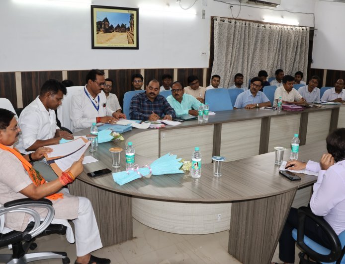 परिसदन भवन स्थित सभागार में आज विधानसभा की गैर सरकारी संकल्प समिति की समीक्षात्मक बैठक