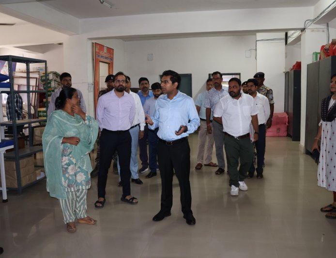 उपायुक्त अभिजीत सिन्हा ने जिला ग्रामीण विकास शाखा अंतर्गत विभिन्न कार्यालयों का औचक निरीक्षण