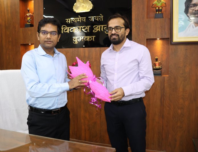 DUMKA उपायुक्त सह निवर्तमान उप विकास आयुक्त अभिजीत सिन्हा से परियोजना निदेशक आईटीडीए रवि जैन ने उप विकास आयुक्त का अतिरिक्त प्रभार ग्रहण किया