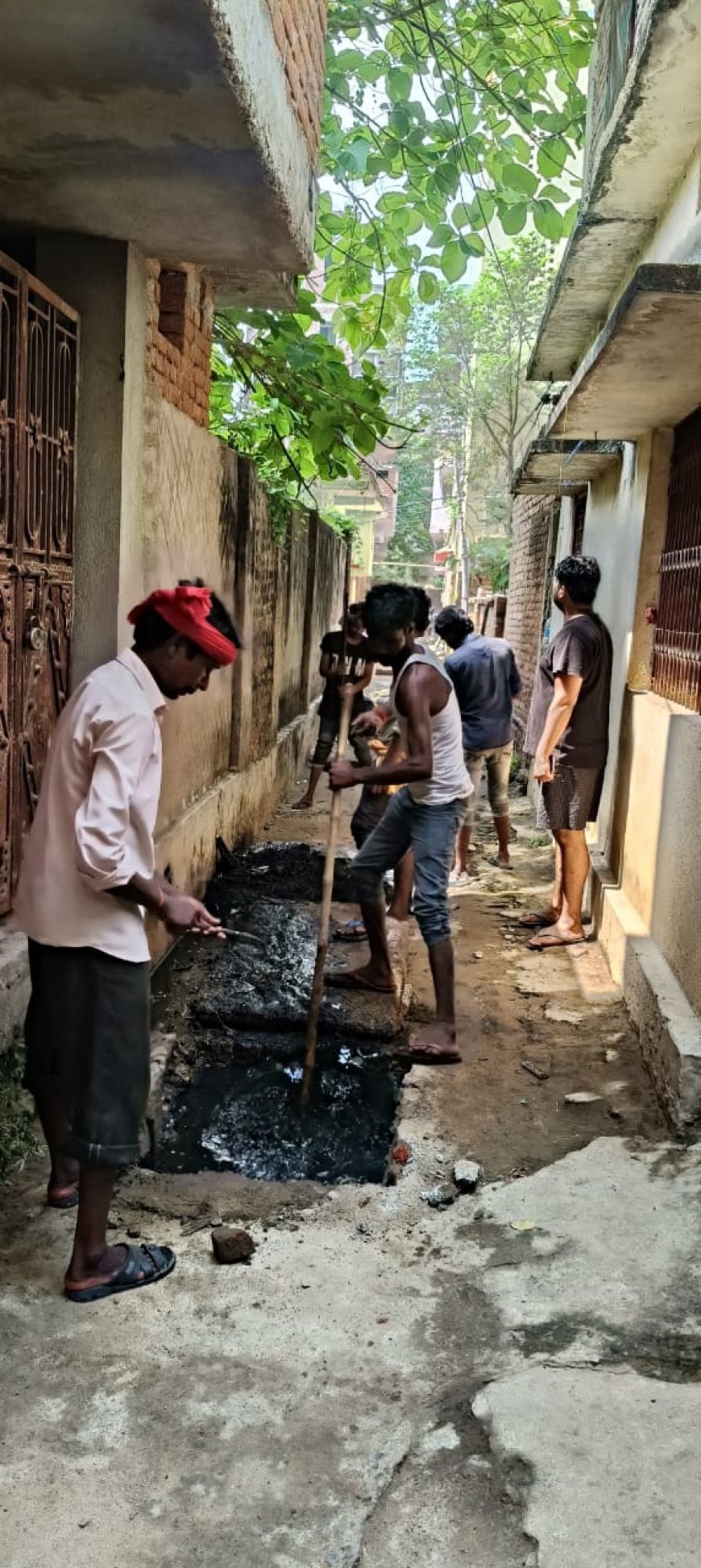 गोड्डा जिले के शहरी क्षेत्रों में जल जमाव की समस्या से निपटने के लिए नगर परिषद के विभिन्न वार्डोें में चलाया गया विशेष सफाई अभियान