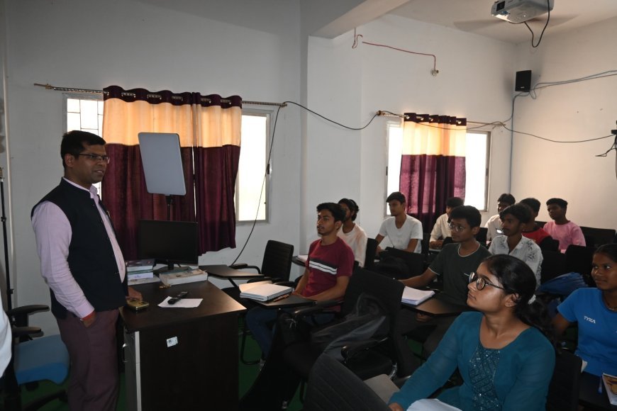उपायुक्त ने जिला प्रशासन द्वारा संचालित कोचिंग संस्थान का किया निरीक्षण, छात्र-छात्राओं को दिये टिप्स