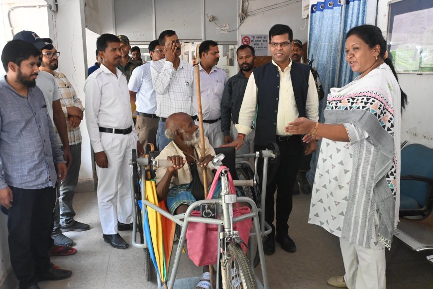 उपायुक्त ने सौंपी ट्राईसाइकिल खुशी से चमकीं रामजतन की आखें