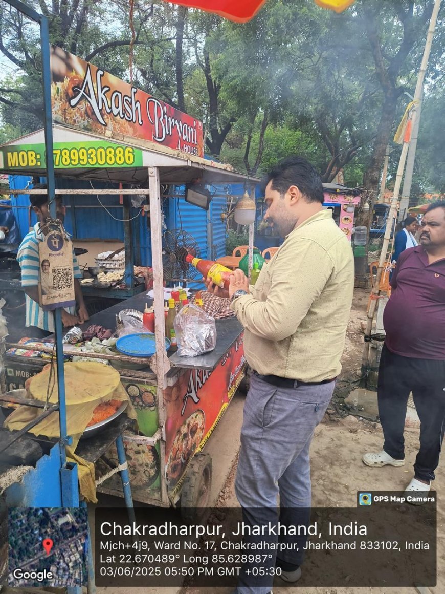 खाद्य सुरक्षा पदाधिकारी अभिषेक आनंद ने आज चक्रधरपुर स्थित इतवारी बाजार, पवन चौक और बाटा रोड स्थित विभिन्न खाद्य प्रतिष्ठानों का निरीक्षण निरीक्षण किया