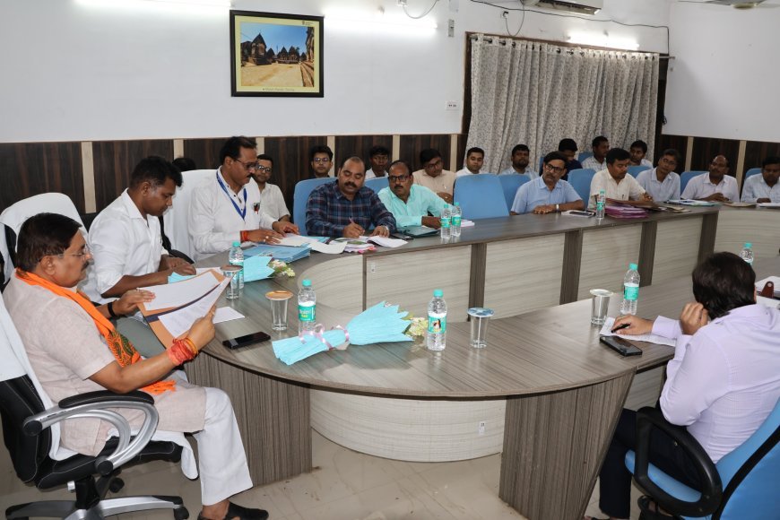 परिसदन भवन स्थित सभागार में आज विधानसभा की गैर सरकारी संकल्प समिति की समीक्षात्मक बैठक