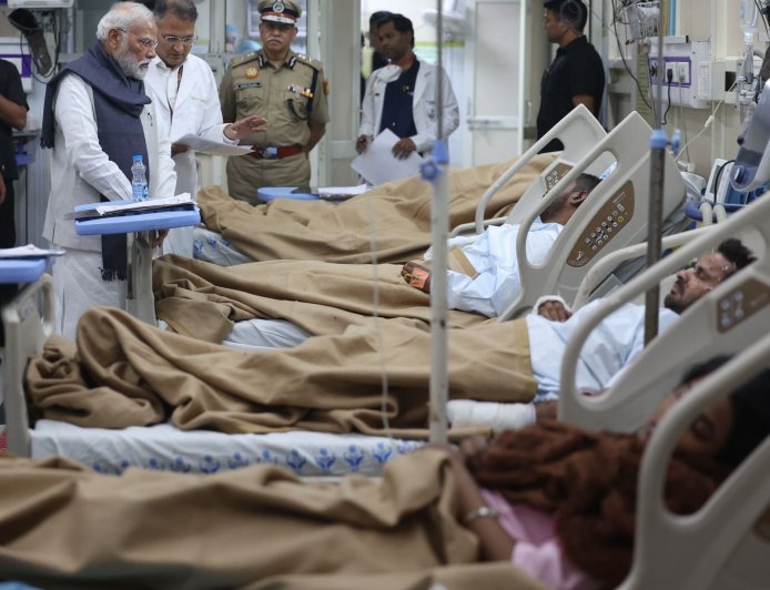 प्रधानमंत्री ने एलएनजेपी अस्पताल का दौरा किया, विस्फोट पीड़ितों से मुलाकात की