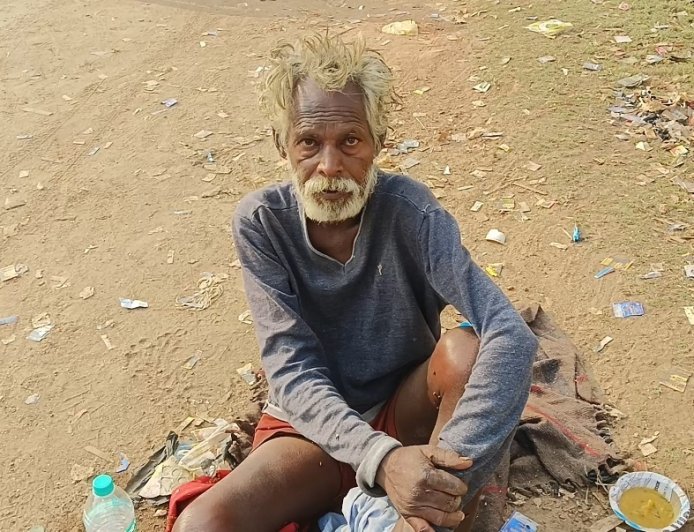 मानवता शर्मसार: कड़ाके की ठंड में सड़क किनारे सोने को मजबूर वृद्ध श्यामलाल