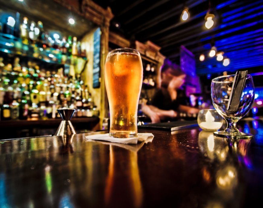 मधुपुर में नियम को ताक पर रखकर चल रहे बीयर बार, प्रशासन की अनदेखी पर सवाल