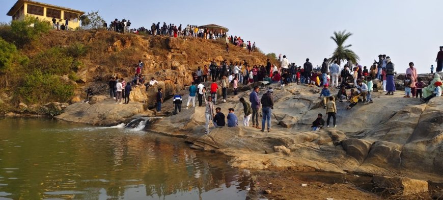 मधुपुर के बाकुलिया झरना: प्राकृतिक सौंदर्य और पर्यटन की अपार संभावनाएँ