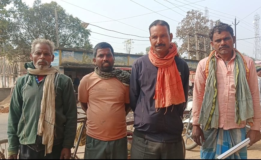 मधुपुर में रिक्शा शेड तोड़ने पर भड़के चालक, नगर परिषद पर नियम उल्लंघन का आरोप