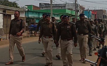 मधुपुर नगर निकाय चुनाव: शांतिपूर्ण मतदान के लिए प्रशासन का फ्लैग मार्च