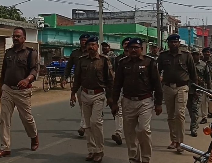 मधुपुर नगर निकाय चुनाव: शांतिपूर्ण मतदान के लिए प्रशासन का फ्लैग मार्च